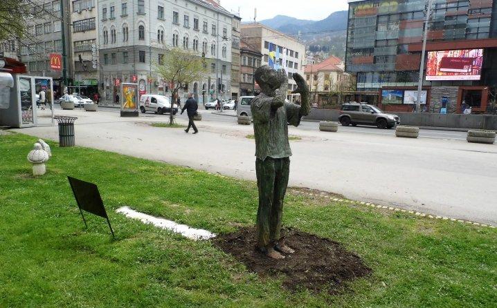 Vraćena skulptura oca Rame u Veliki park