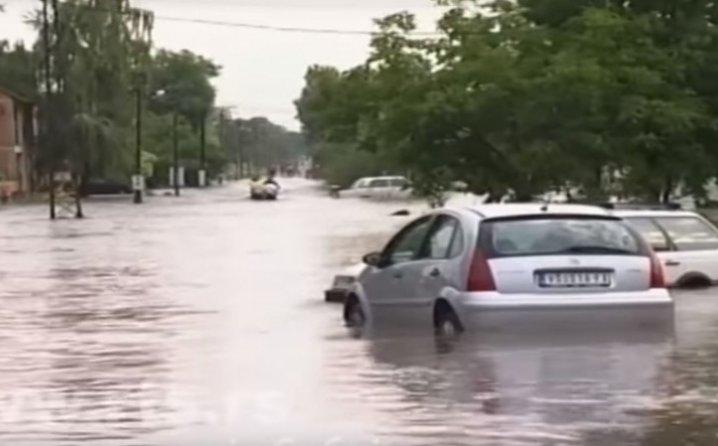 Kiša za desetak minuta napravila haos u Vršcu | Poplavljeni brojni domovi, evakuacija u toku