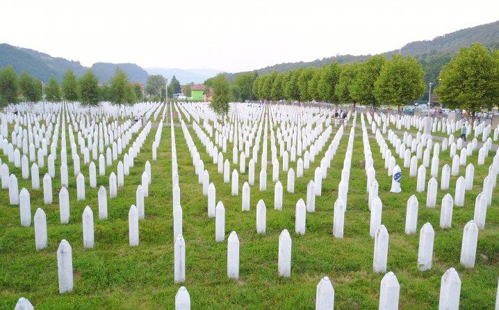 Tišina u Potočarima uoči obilježavanja 22. godišnjice genocida u Srebrenici