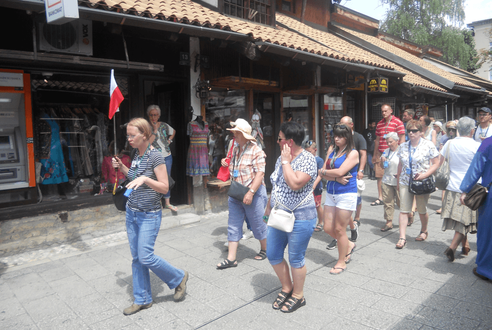 Sarajevo: Turisti traže prijevoz do planina, žale se na smrad Miljacke, zapuštene parkove...