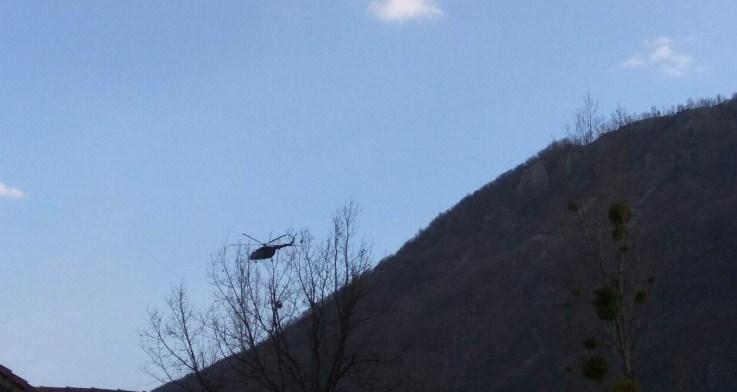 Vojni helikopter upućen prema požarištu u općini Bosansko Grahovo