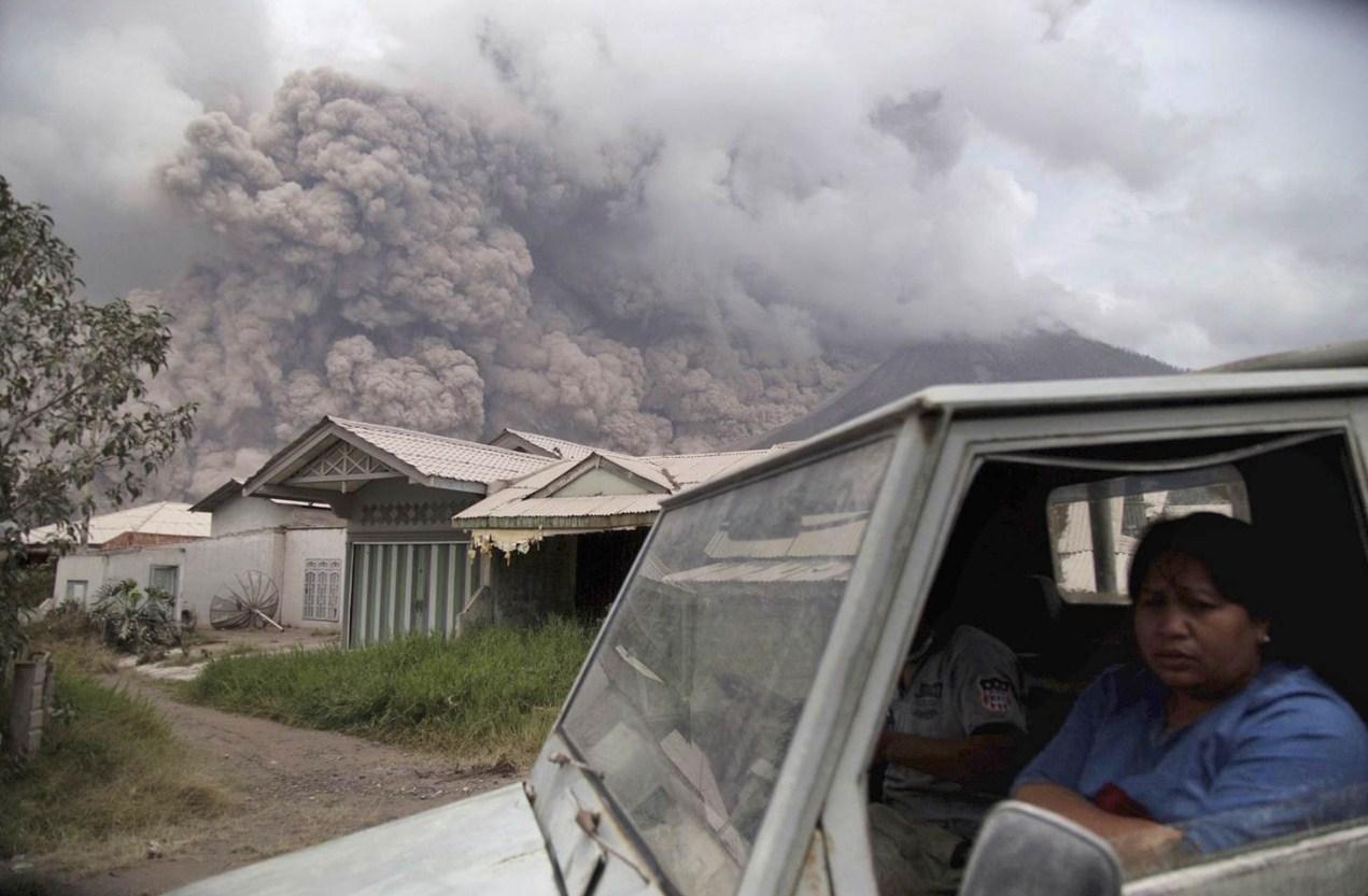 Eruptirao vulkan u Indoneziji, dim se digao čak tri kilometra u zrak