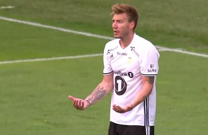 "Lord Bendtner" pogodio iz odbitka, ali nije slavio već prigovorio svom kolegi jer mu nije odmah dodao