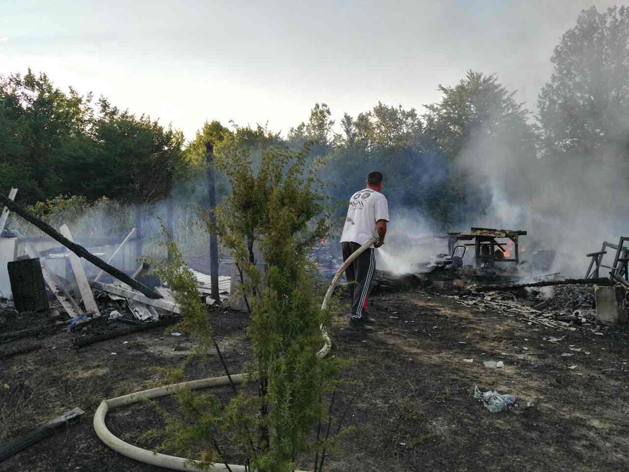 Požar kod Zavidovića: Vatra u potpunosti progutala stolarsku radionicu i pomoćne objekte