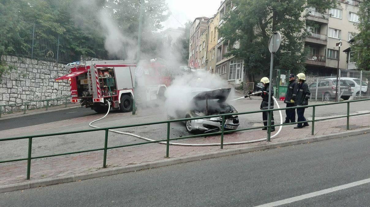 Gorio automobil u centru Sarajevu