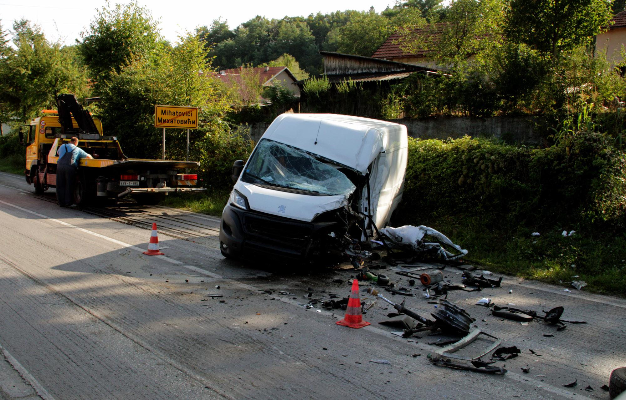 Teška saobraćajna nesreća na magistralnom putu Tuzla – Orašje: Jedna osoba povrijeđena u sudaru kombija i teretnjaka