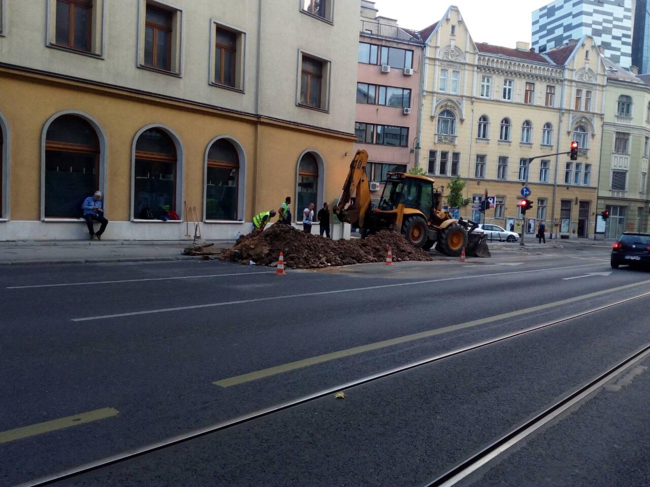 Radnici VIK-a otklanjaju kvar ( F. Sabljica/Avaz.ba) - Avaz