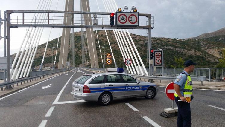 Nevrijeme u Dubrovniku: Vjetar prevrnuo prikolicu s mosta