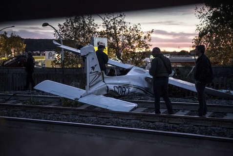 Avion se srušio na prugu, blokiran željeznički saobraćaj