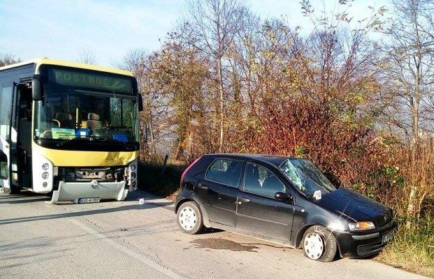 U Zavidovićima u sudaru autobusa i Fiata povrijeđena žena