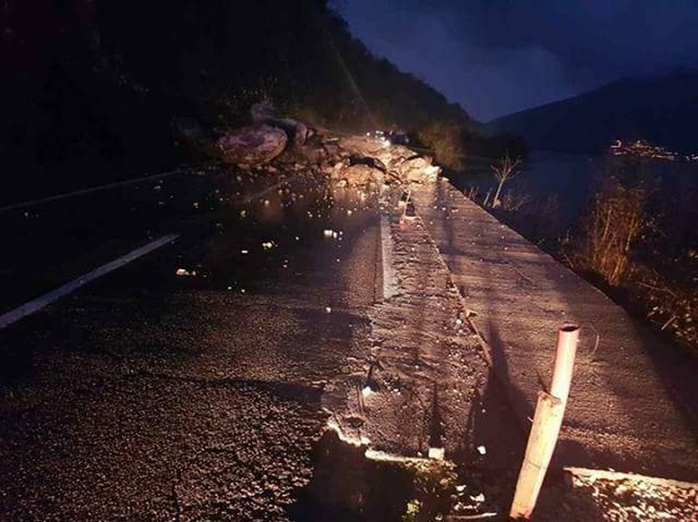 Obrušio se dio brda na putu Kotor-Risan, obustavljen saobraćaj