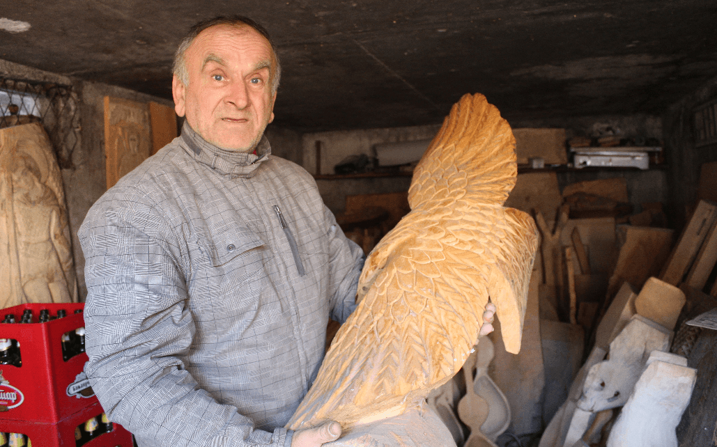 Vule Vojinović, Čajničanin koji drvetu udahnjuje život: Gusle, skulpture Gospe, ali i džamije krase brojne domove