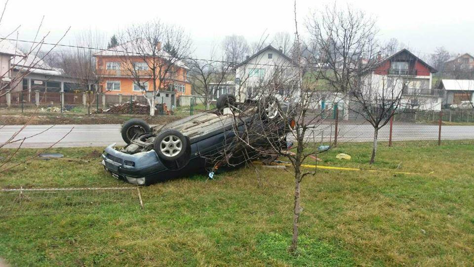 Miljanovci kod Kalesije: U prevrnutom Audiju povrijeđene dvije osobe