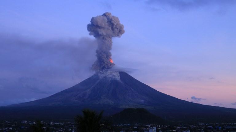 Drama na Filipinima: Vulkan Majon izbacio lavu do 600 metara visine, oblak pepela visok pet kilometara