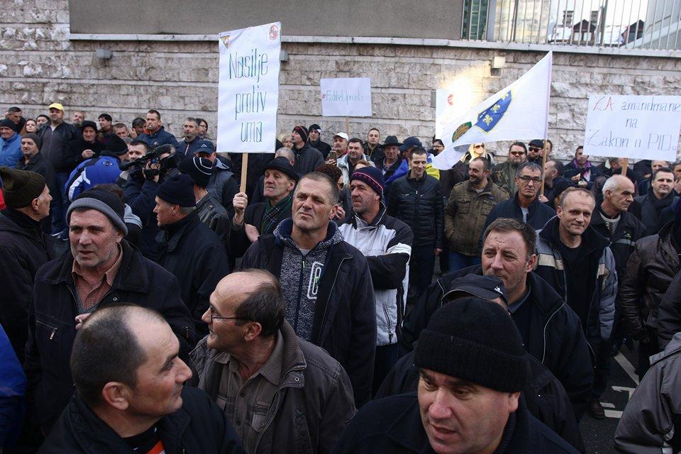 {PROTESTI U SARAJEVU /} Više od 500 demonstranata pred Parlamentom FBiH: Bruka i sramota je što niko ne izlazi da nam se obrati