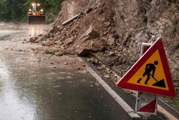 Zbog klizišta zatvorena vozna traka na autoputu A1 iza tunela Igman