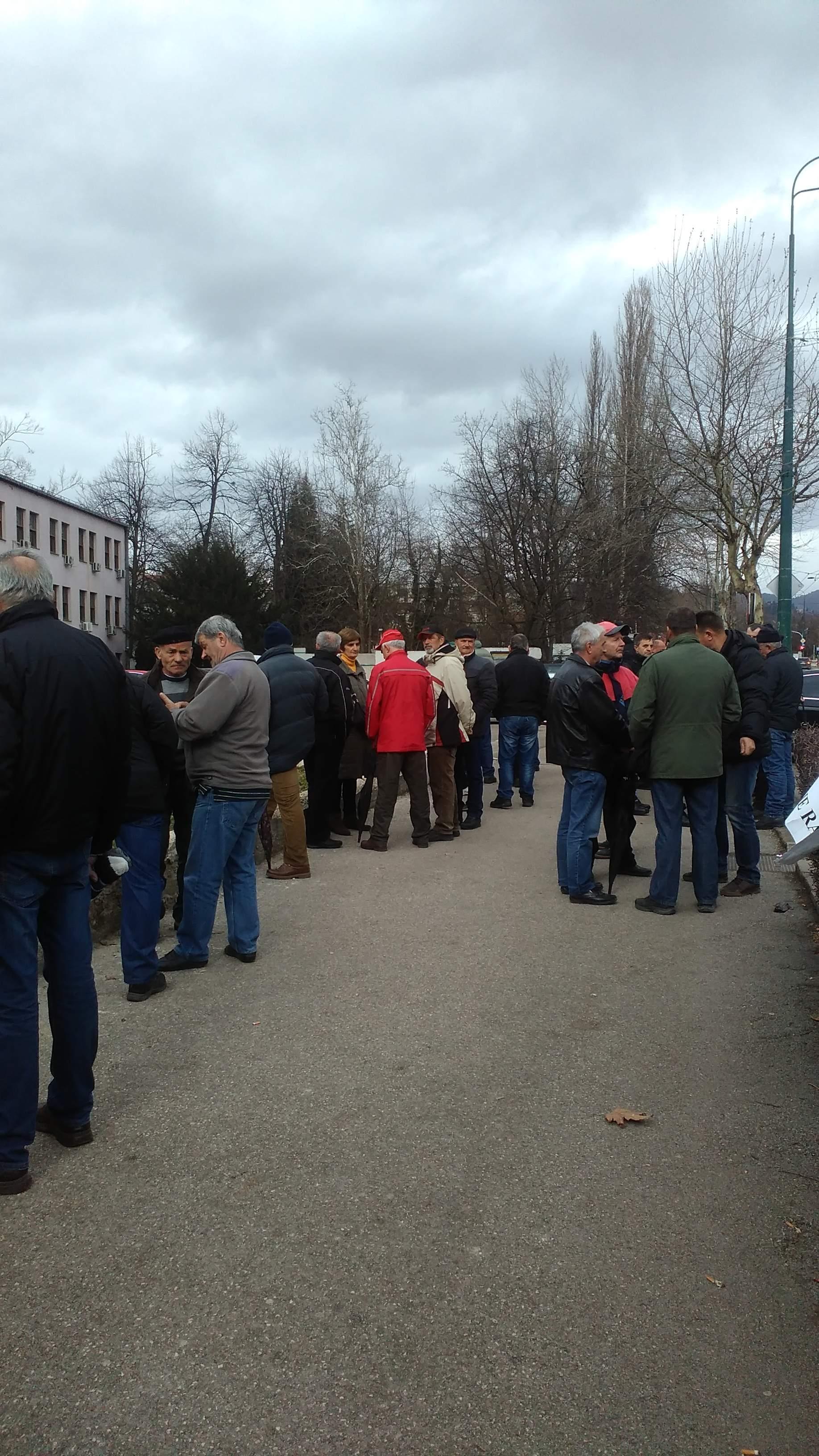 I danas bivši radnici "Hidrogradnje" pred Vladom FBiH: Blokada M-17 nije odobrena, planiraju štrajk glađu