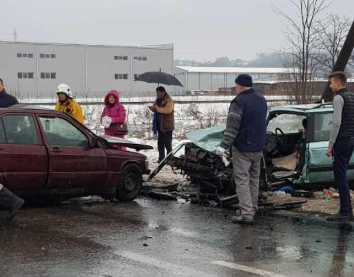 Teška saobraćajna nesreća u Lukavcu: Sudarila se dva automobila, četvero povrijeđenih