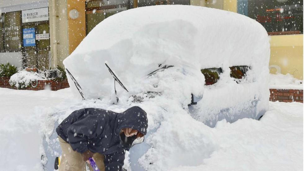 Zbog obilnih snježnih padavina na japanskim putevima zarobljeno 1.000 vozila