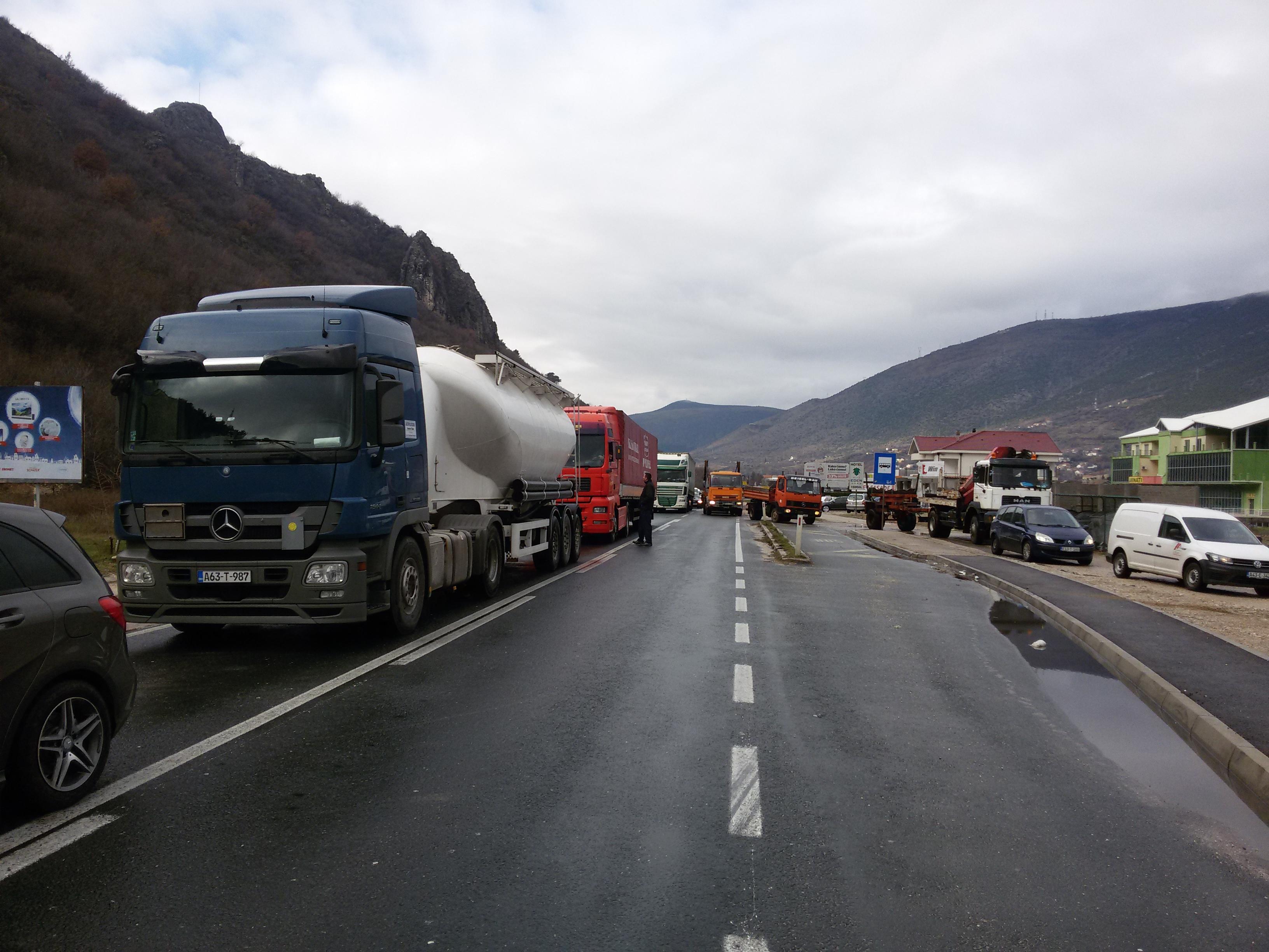 Nakon blokade sjevernog ulaza u Mostar, radnici "Ere" protest nastavili ispred zgrade Vlade HNK