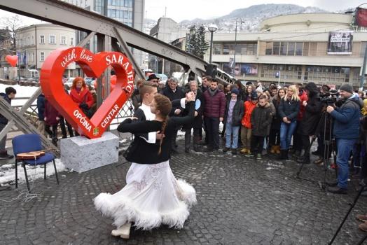 Na Ajfelovom mostu na Skenderiji: Sarajlije poslale poruku mira i ljubavi