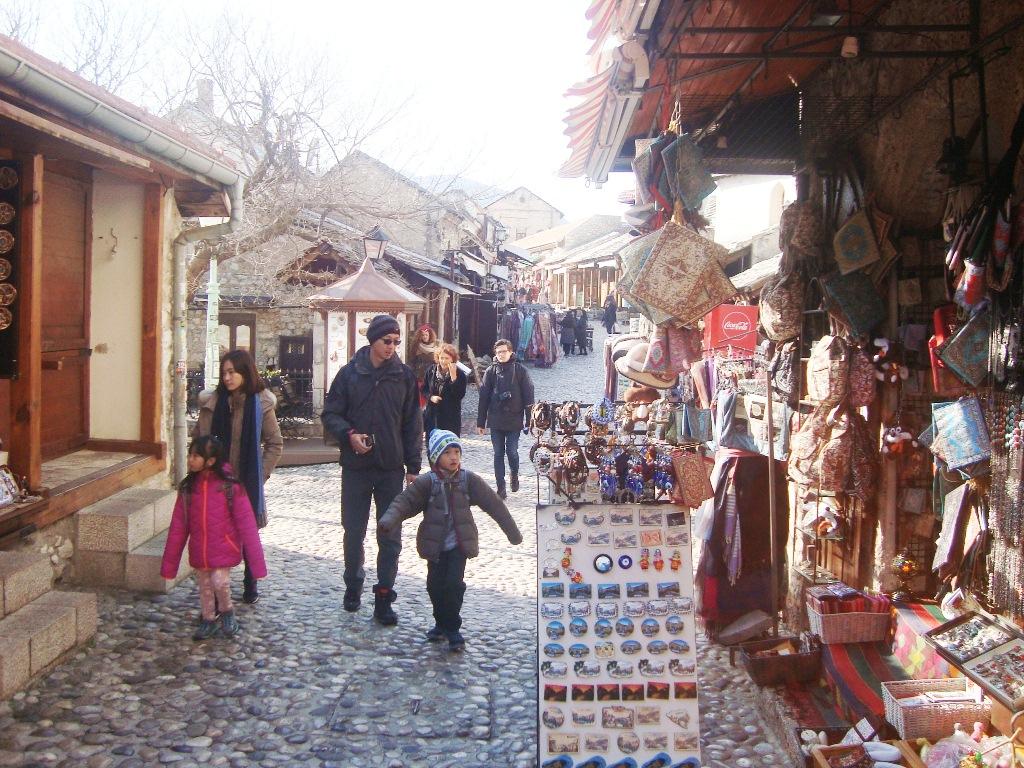 Sunce u Mostaru izmamilo šetače, turisti razgledaju Stari grad