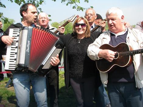 Slijepi muzičar ostvario san: Muzikom se bavi 50 godina, svira 24 instrumenta, a popularnost mu je donijela "Dubioza"