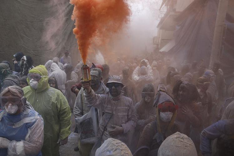 Smijeh i zabava na tradicionalnoj borbi brašnom u Grčkoj