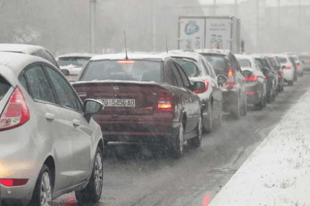 Haos u Hrvatskoj: Škole otkazuju nastavu, u pomoć stiže i vojska, voz zapeo u snijegu