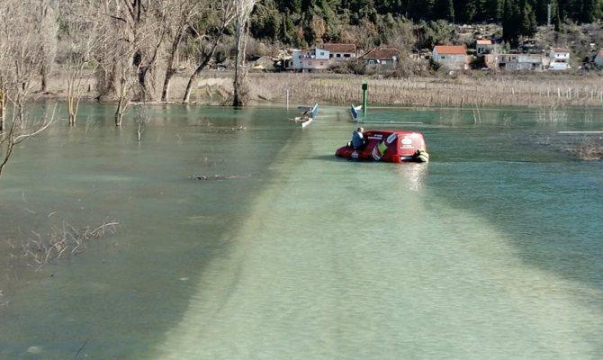 Vozač pokušao prijeći nabujalu rijeku pa se proslavio