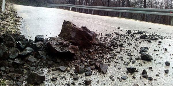 Odron na putu Sarajevo - Foča: Saobraćaj se odvija jednom trakom