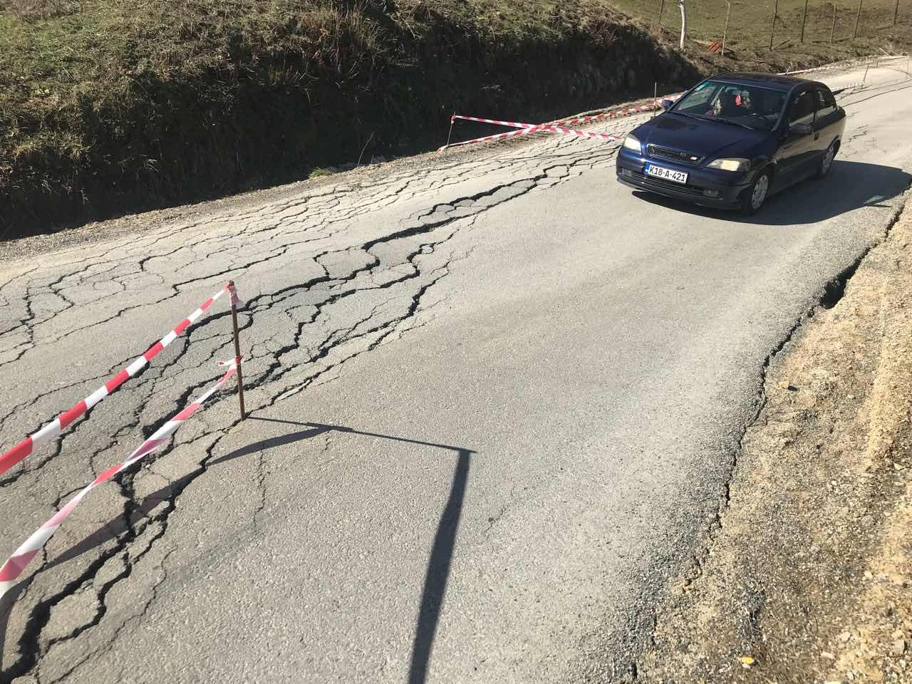 Vozila se kreću usporeno jednom trakom, nagnuta na jednu stranu - Avaz