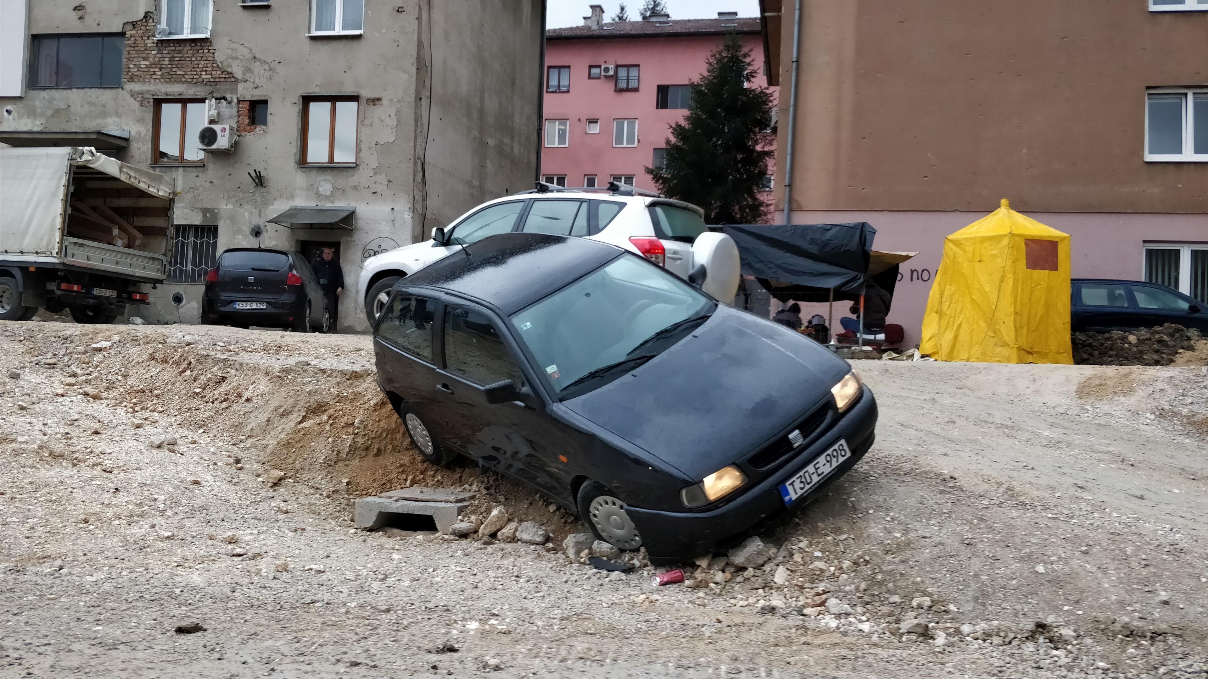 Mlada vozačica zamalo prevrnula automobil u Hrasnom