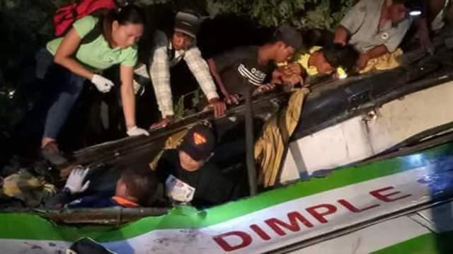 Filipini: Autobus se survao u provaliju, najmanje 19 poginulih