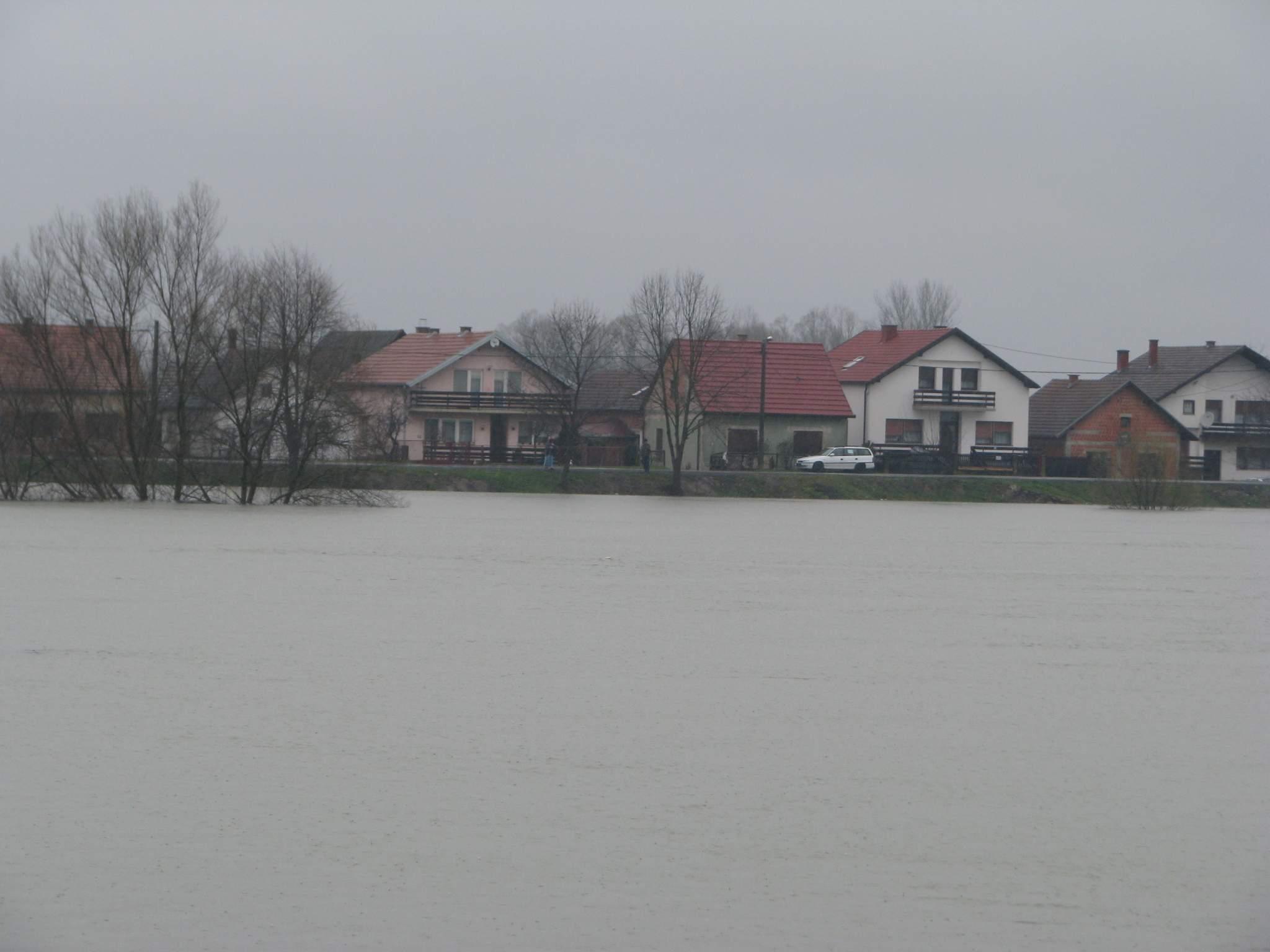 Vanredno stanje kod Bosanske Dubice, zbog odrona nasipa prijeti izlijevanje Save