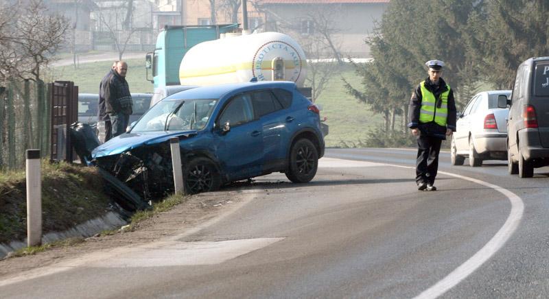 Ljubače: Teška saobraćajna nesreća, tri osobe povrijeđene