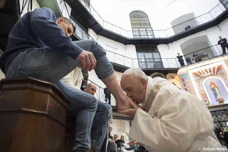 Papa Franjo tradicionalno prao noge zatvorenicima