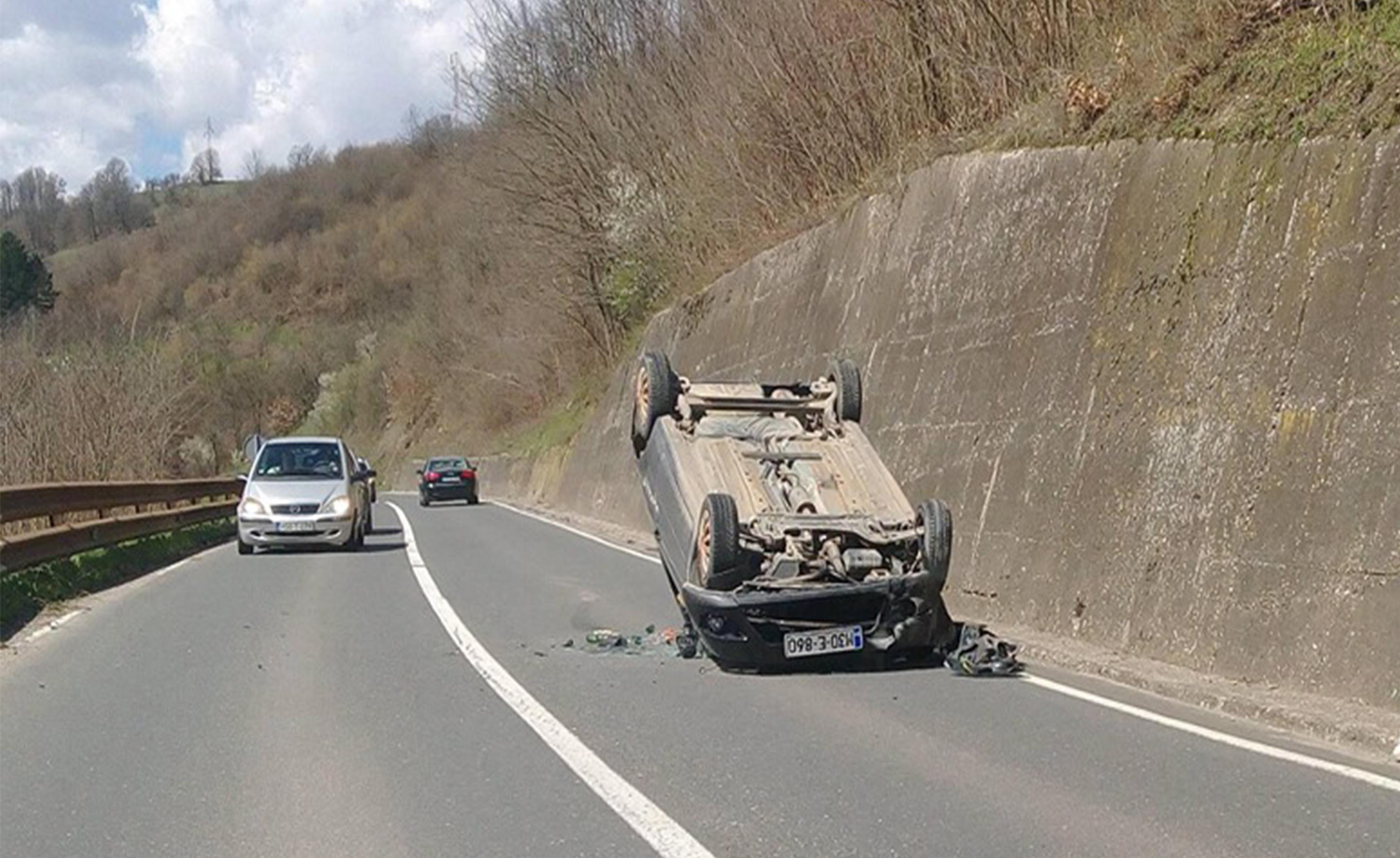 Automobil u Crkvinama kod Goražda završio na krovu