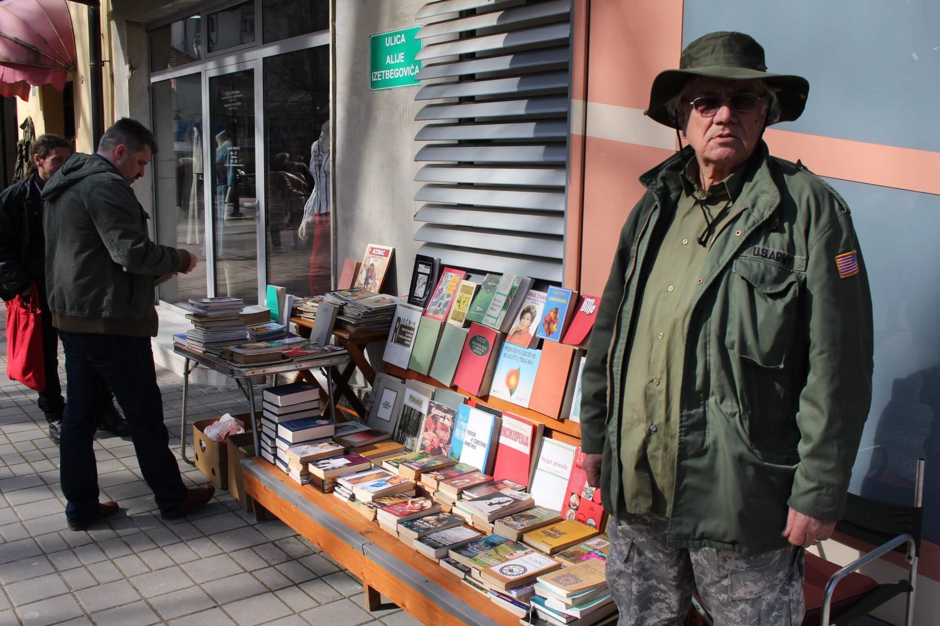 Knjige prodaje na ulici i tako preživljava - Avaz