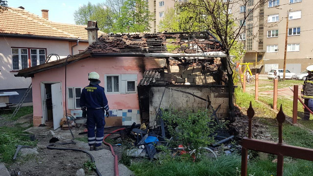 Vatra progutala krov kuće Dževada Šestića u zeničkom naselju Blatuša