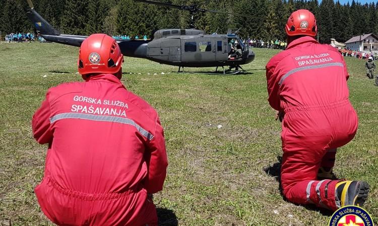 Na „Susretima planinara osnovaca“ pokazna vježba spašavanja povrijeđene osobe