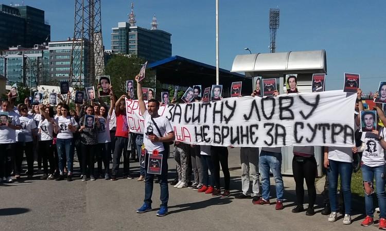 Nekoliko stotina građana Banje Luke traži da se saopće rezultati istrage o smrti Davida Dragičevića