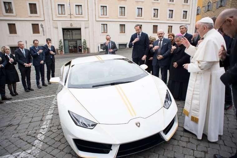 Papa Franjo poklanja svoj Lamborghini