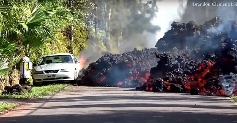 Lava guta sve pred sobom, za nekoliko sekundi nestaju kuće i vozila