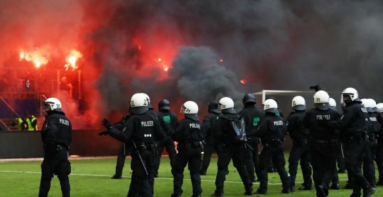 Hamburg ispao iz lige, huligani napravili haos na stadionu