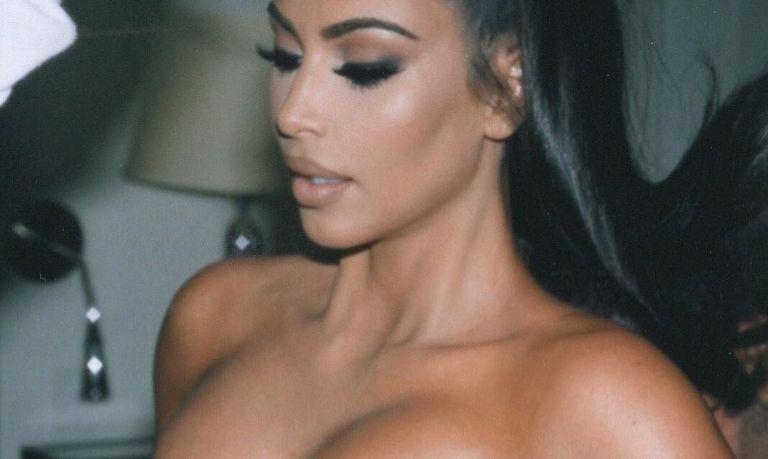 Kim Kardašijan treba tim da joj grudi ugura u usku haljinu: Cijela vojska ruku brine o njoj