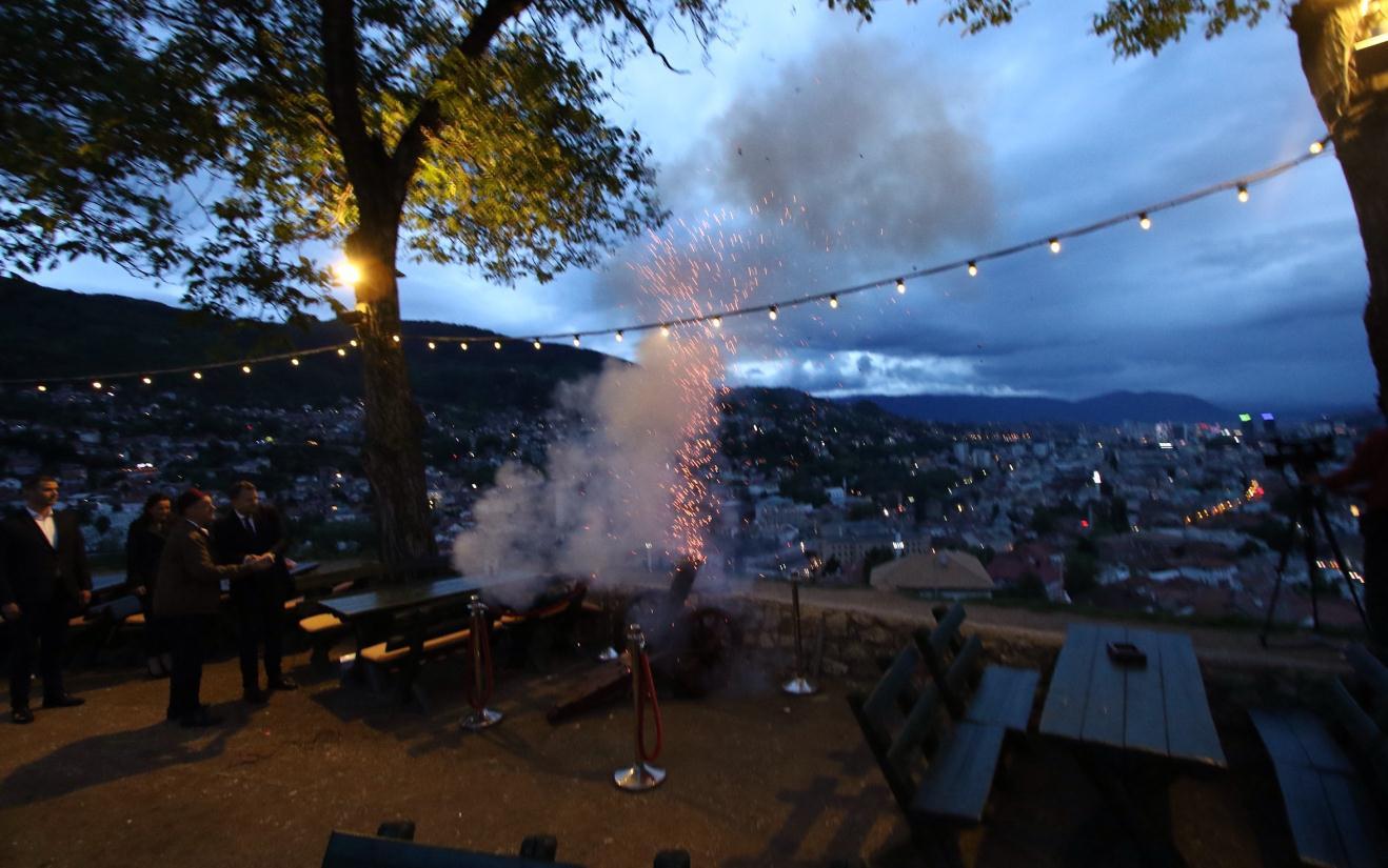 Pucnjem iz topa sa sarajevske Žute tabije zvanično počeo ramazan