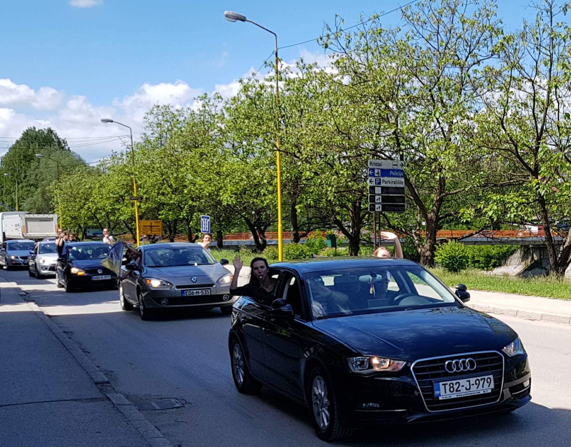 Zavidovići: Maturanti Gimnazije vožnjom kroz grad obilježili završetak srednjoškolskog obrazovanja