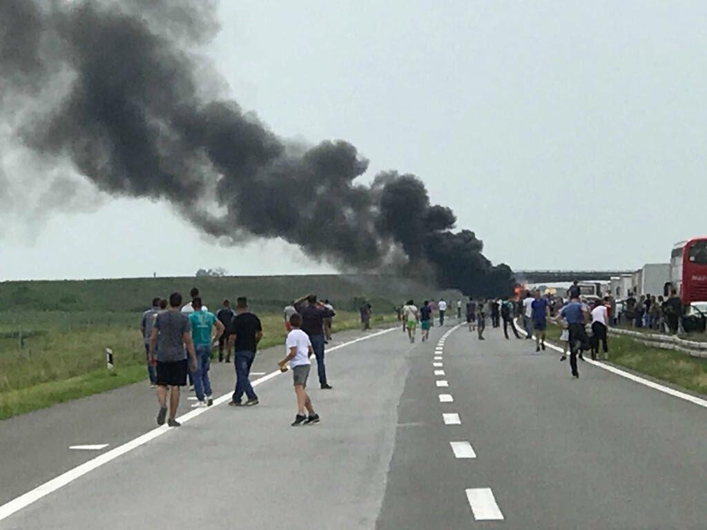 Eksplozija na autoputu kod Pećinaca: Zapalila se cisterna, vozila zarobljena, sve stoji