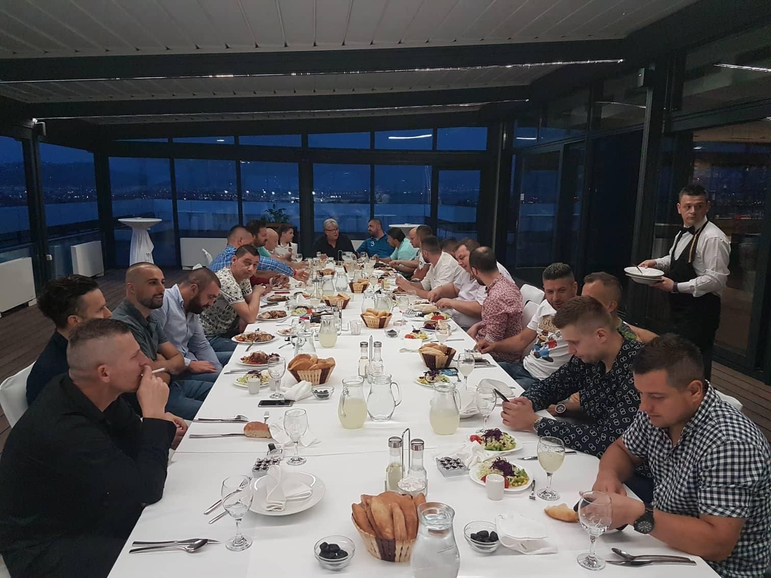 Armin Bijedić organizirao iftar za kolege